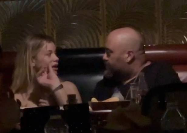 Somer Şef genç oyuncuyu öperken yakalandı - Resim: 2